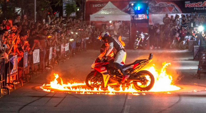 Show de manobras radicais com motos