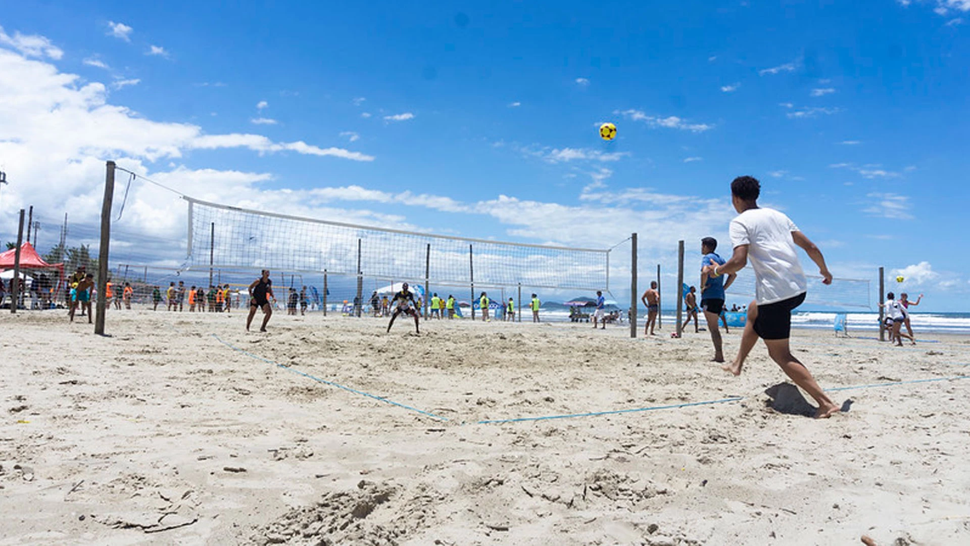 Torneio de Futevôlei na Praia da Enseada